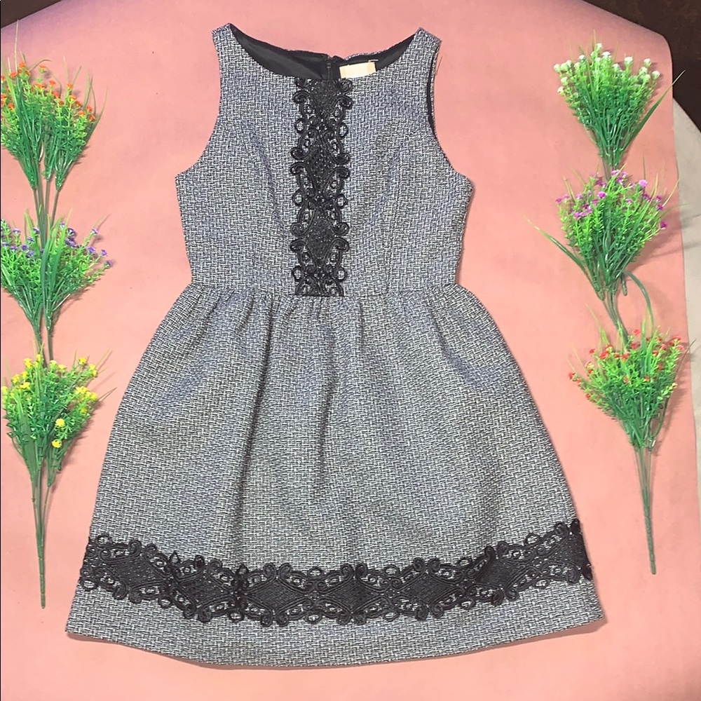 Chic Sleeveless Dress with Black Lace Accents